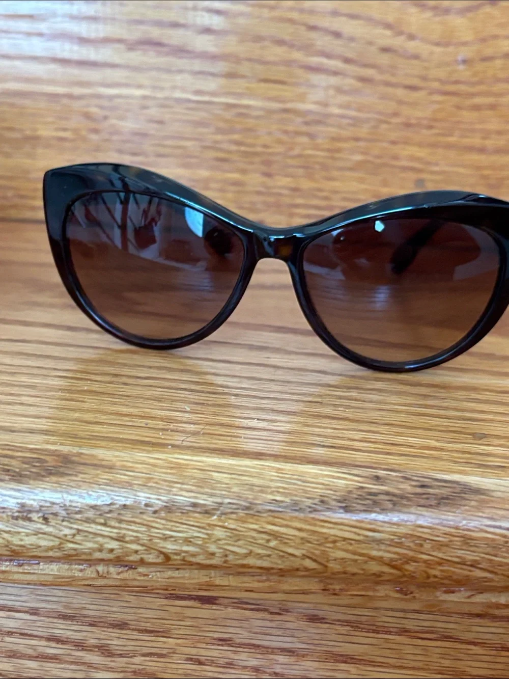 Tory Burch Black Cat-Eye Sunglasses with Brown Gradient Lenses